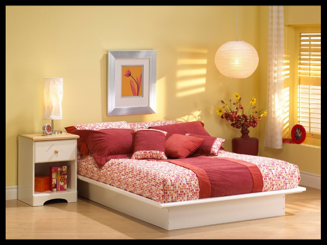 trang trí phòng ngủ bằng hoa tươi và hình ảnh tươi xanh sẽ đem đến cảm giác lãng mạn và sống động